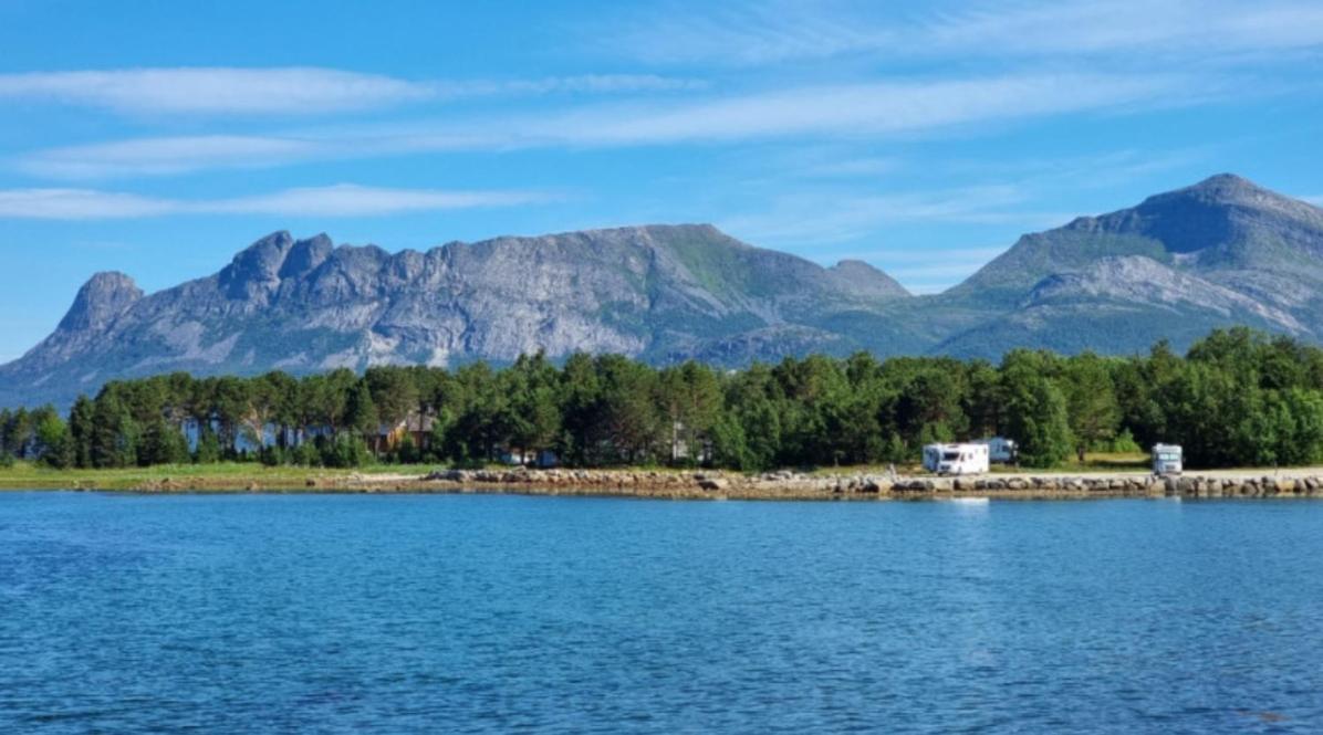 Ulvsvag Gjestgiveri Og Fjordcamping As Exterior foto