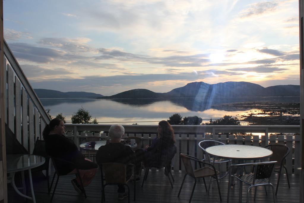 Ulvsvag Gjestgiveri Og Fjordcamping As Exterior foto