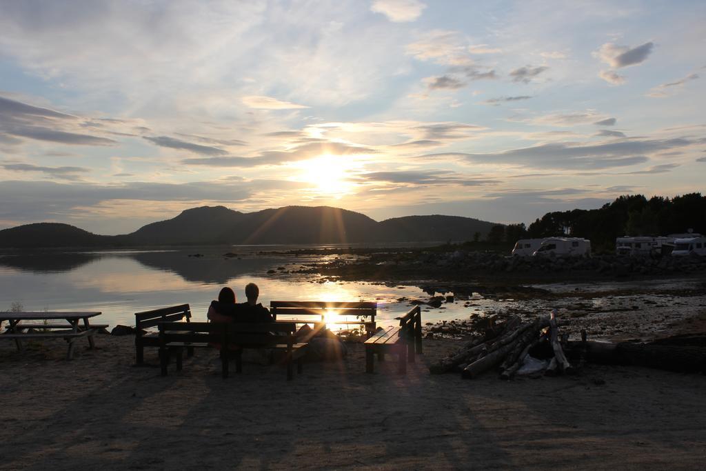 Ulvsvag Gjestgiveri Og Fjordcamping As Exterior foto